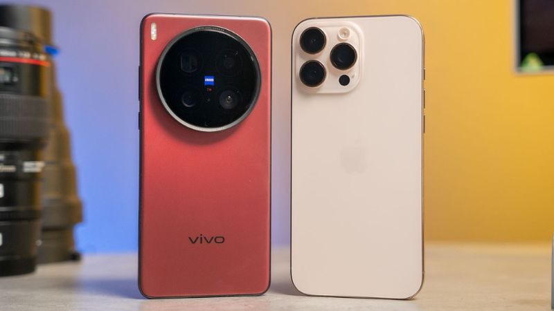 Vivo X200 Pro mang phong cách độc đáo với mô-đun camera lớn, iPhone 16 Pro Max giữ thiết kế đặc trưng của Apple với khung viền Titanium.