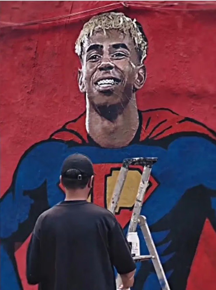 Yamal được vẽ tranh graffiti, hóa thân thành siêu anh hùng