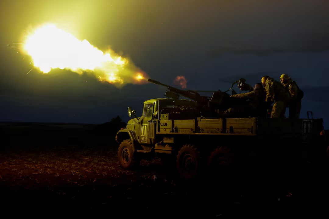 Binh sĩ Ukraine nã pháo phòng không ZU-23-2 (ảnh: Reuters)