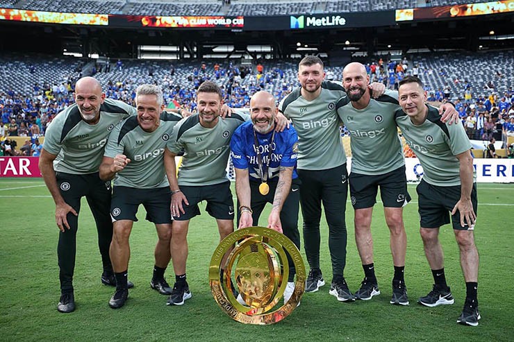 HLV Maresca (áo xanh thẫm) cùng đội ngũ trợ lý tại Chelsea