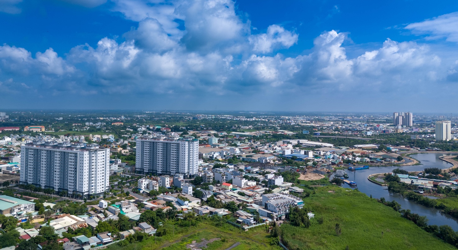 Căn hộ Conic Boulevard liền kề tuyến đường ven kênh Tham Lương đang được nâng cấp hoàn thiện. Ảnh: Conic