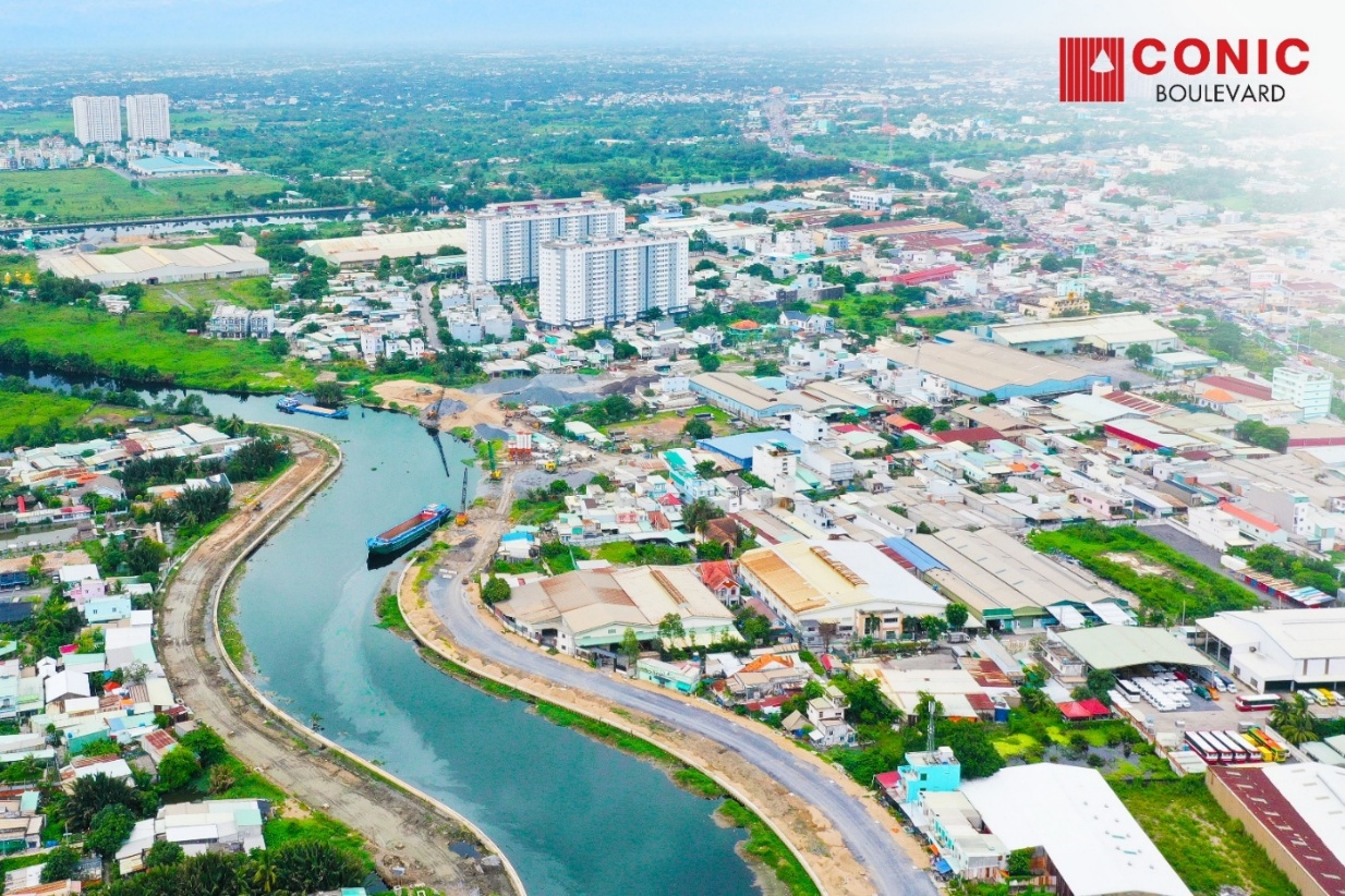 Tuyến đường ven kênh cạnh Conic Boulevard đang hoàn thiện - Ảnh: Conic