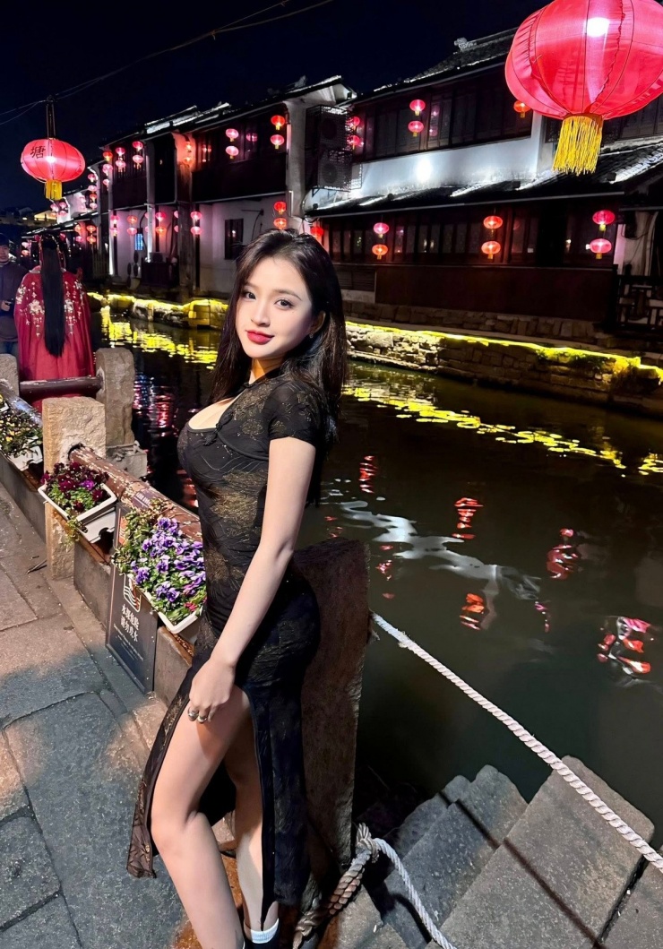 Theo đó, fan hỏi: "Đã từng quan hệ tình dục chưa?" thì cô khẳng định: "Chưa. Bạn này hỏi câu thẳng thừng quá, 10 điểm". Cô nàng cũng tâm sự rằng, bản thân mình không cổ xúy, có điều cô nhận trường hợp của mình là do chưa tìm được người phù hợp.