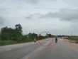 Khoảnh khắc ôtô tông hai xe máy, rơi xuống sông