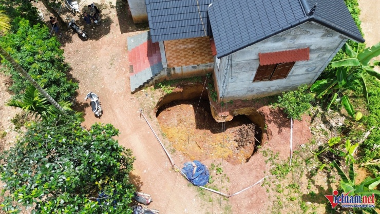 Hố sụt trước cửa hộ gia đình bà Bùi Thị Thương. Ảnh: Anh Tâm