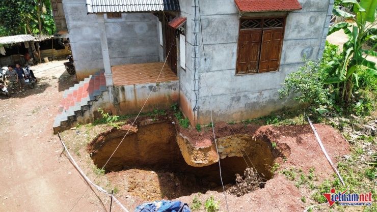 Ban đầu, hố sụt chỉ nhỏ như cái nón, sau đó mở rộng hơn 8m. Ảnh: Anh Tâm