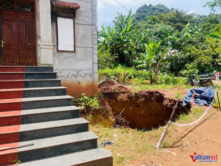 Hiện, ngồi nhà cửa đóng then cài, 5 thành viên trong hộ gia đình đã được di dời đến nơi an toàn. Ảnh: Anh Tâm&nbsp;&nbsp;&nbsp;