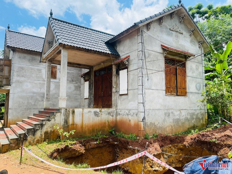 Ngôi nhà đứng trước nguy cơ bỏ hoang khi móng nhà lơ lửng trên miệng hố "tử thần". Ảnh: Anh Tâm.