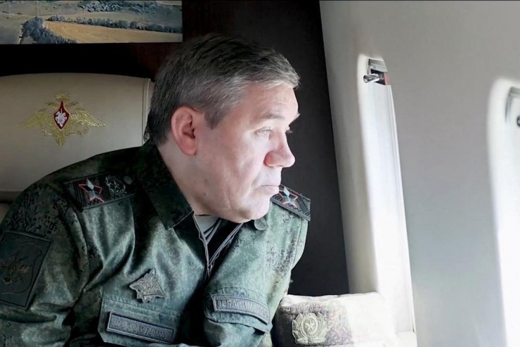 Tổng tham mưu trưởng các Lực lượng vũ trang Nga Valery Gerasimov trên trực thăng đến Pokrovsk. (Ảnh chụp màn hình)
