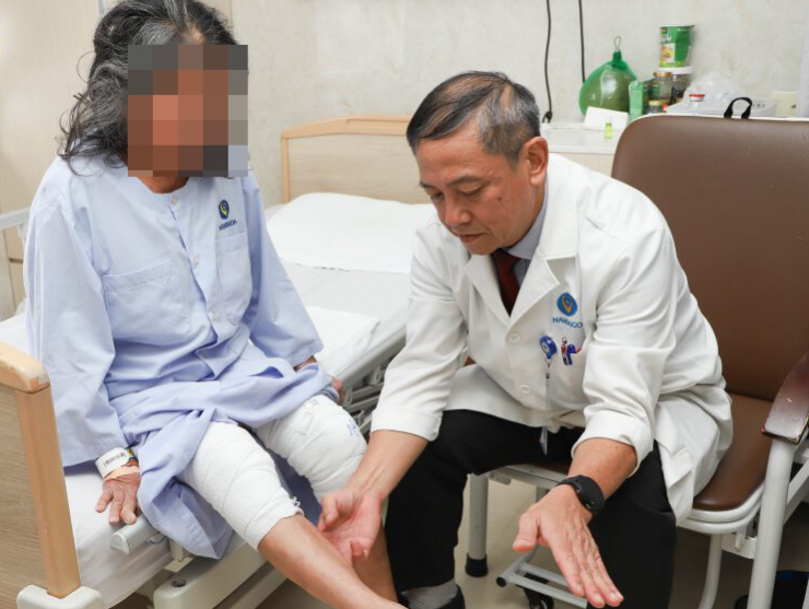 Bà T. được bác sĩ Mẫn khám. Ảnh: Thu Hằng.