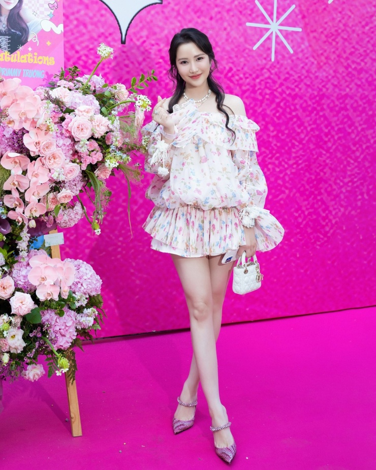 Tham dự một sự kiện cuối tuần qua, Primmy Trương gây chú ý với bộ trang phục trẻ trung. Cô mặc váy ngang đùi làm nổi bật đôi chân thẳng dài. Nhiều bạn bè, khán giả khen người đẹp có 'cặp chân cực phẩm' sau hai lần sinh nở.