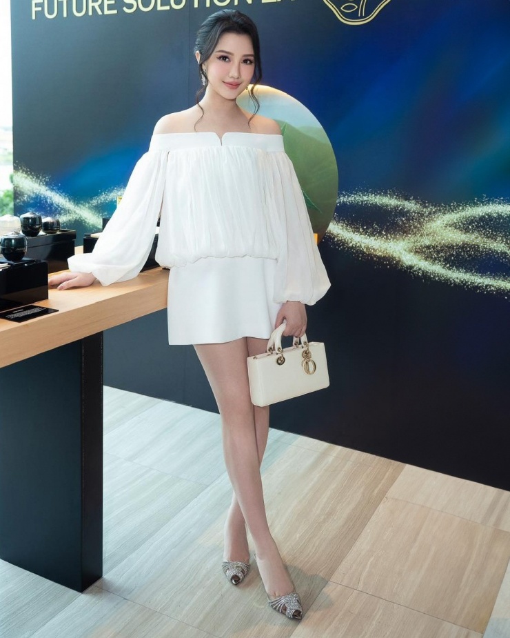 Để tôn chân dài, Primmy Trương thường chọn những mẫu giày cao gót mũi nhọn, đế nhỏ hoặc các kiểu sandals quai ngang để tạo sự thanh thoát.