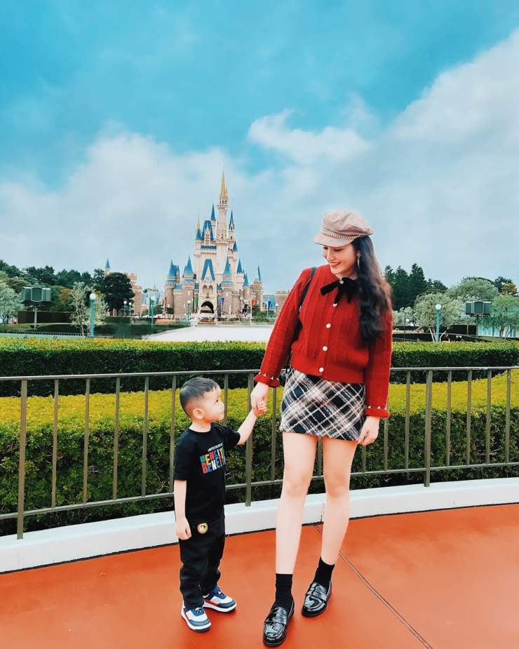 Khi đi chơi, người đẹp sinh năm 1992 cũng diện váy ngắn trẻ trung. Trong một chuyến vi vu Nhật Bản cùng cả nhà, Primmy Trương được khen 'như chị gái của con' khi mặc đồ nữ sinh.