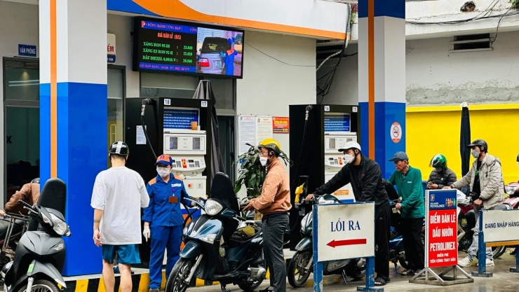 Nhiều cây xăng trong khu vực Vành đai 1 lo đóng cửa khi triển khai việc cấm xe máy xăng.