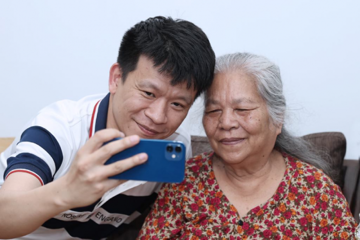 Nhóm người trên 55 tuổi dễ bị tổn thương nhất trên mạng xã hội. Ảnh minh họa cho bài viết. (Lê Anh Dũng).