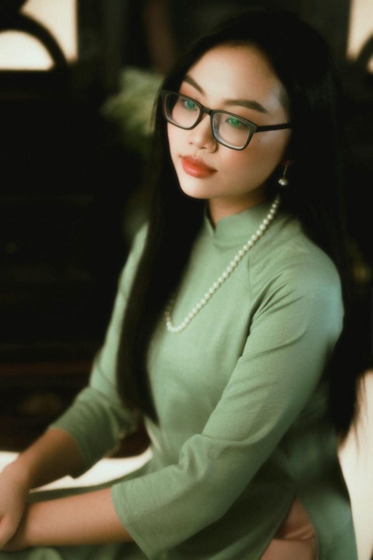 Suốt tuổi dậy thì, Phương Mỹ Chi sống trong áp lực lớn về ngoại hình. Cô từng ép cân bằng mọi giá như nhịn ăn, chỉ uống nước, thậm chí móc họng để nôn hoặc uống thuốc giảm cân. “Tôi ám ảnh đến mức đi ngủ cũng mơ thấy mình tăng cân. Có lúc không đứng nổi vì bao tử bị co thắt”, cô kể.