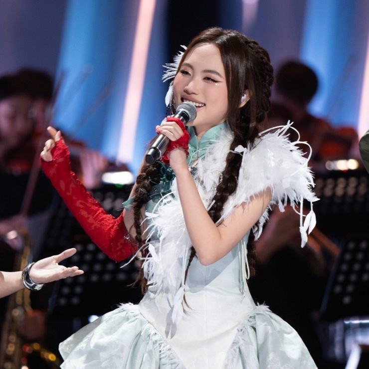Thay vì gò bó mình trong những bộ trang phục an toàn, Phương Mỹ Chi linh hoạt kết hợp giữa hiện đại và truyền thống. Cô vẫn xuất hiện trong áo dài, áo tứ thân… nhưng được cách điệu tinh tế, bắt mắt.