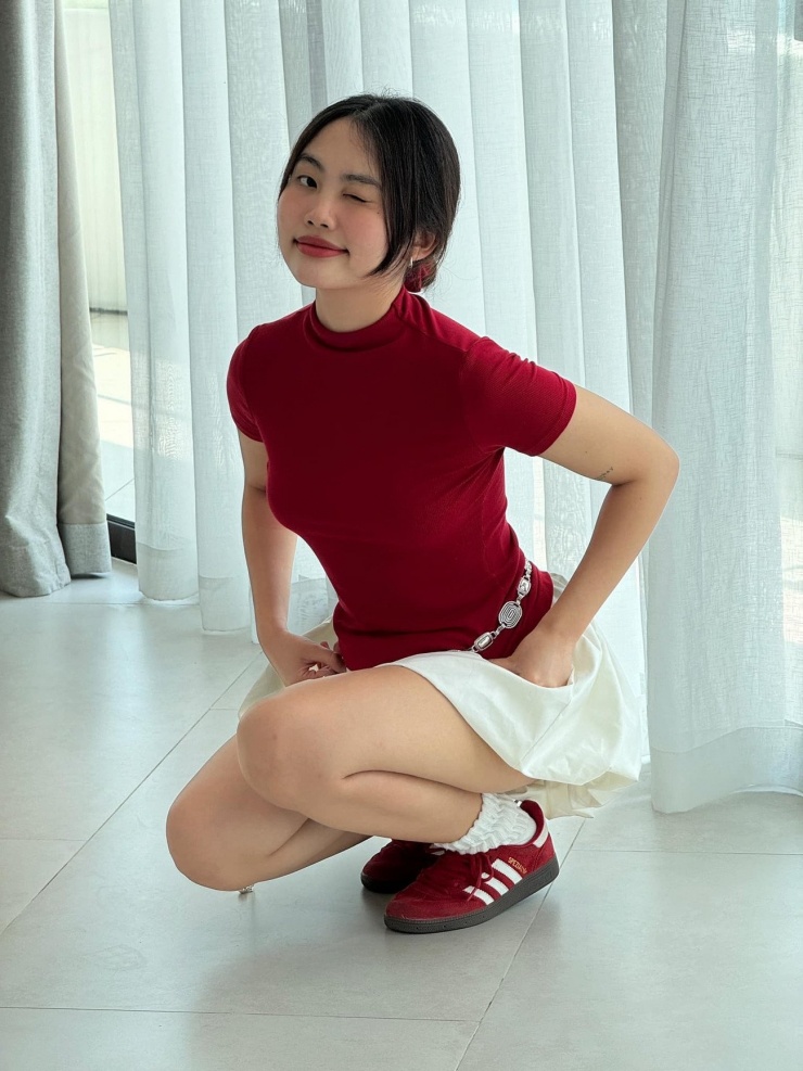 Đời thường, nữ ca sĩ chọn phong cách trẻ trung, năng động phù hợp với tuổi 22.