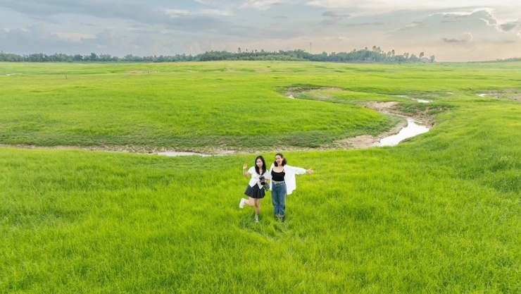 Check-in thảo nguyên Trị An đẹp như tranh mùa nước cạn - 4