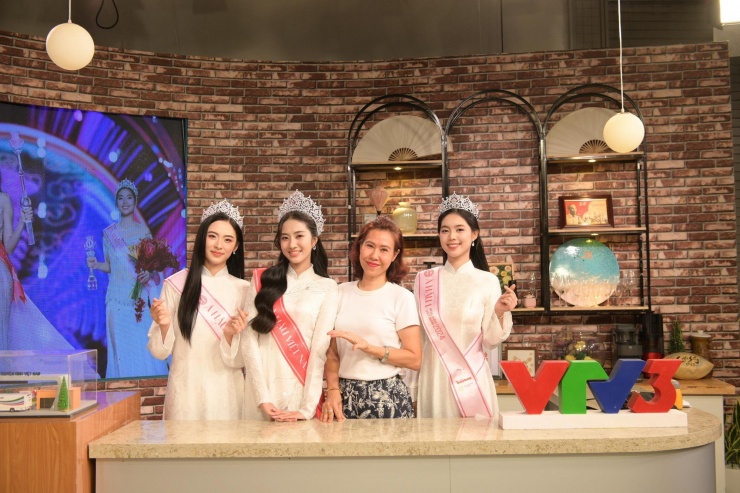 Top 3 Hoa hậu Việt Nam tại buổi ghi hình chương trình ‘Cafe sáng với VTV3’. (Nguồn: FBNV)
