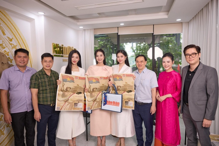 Tân Hoa hậu cùng 2 Á hậu đến thăm Báo Nhân dân trong chuyến media tour tại Hà Nội. (Nguồn: FBNV)