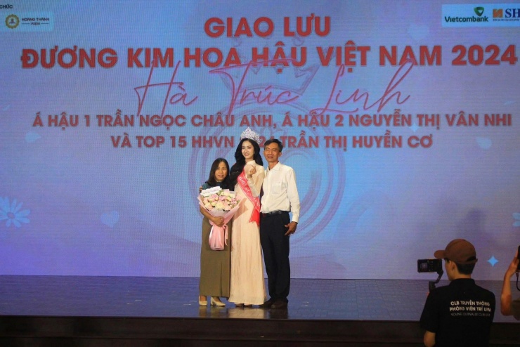 Bố mẹ Hoa hậu Hà Trúc Linh lần đầu xuất hiện cùng con gái sau đăng quang ở buổi giao lưu tại trường Đại học Tài chính - Marketing.