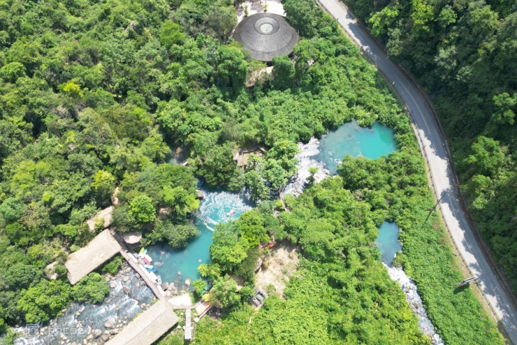 Suối xanh như ngọc trong lòng di sản Phong Nha - Kẻ Bàng - 1