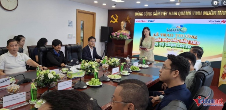 Vietlott tiến hành trao giải độc đắc ở loại hình xổ số tự chọn Lotto 5/35 cho 2 khách hàng.&nbsp;