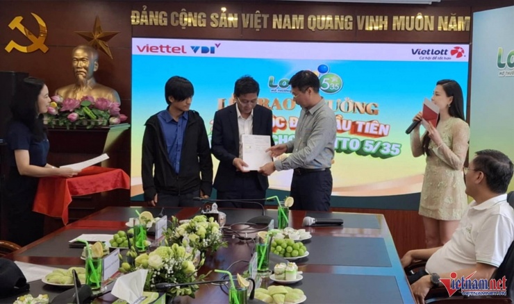 Hai khách hàng nhận thưởng.&nbsp;