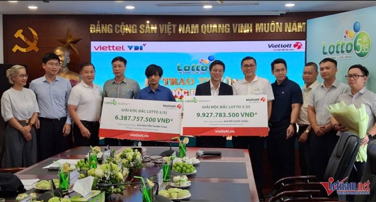 Hai người trúng độc đắc với tổng giá trị hàng chục tỷ đồng nhưng không đeo mặt nạ. Ảnh: Lương Bằng