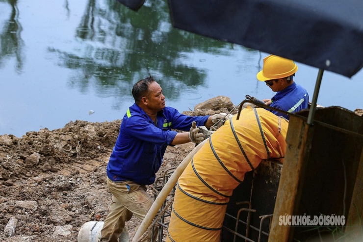 Công nhân thi công ven bờ sông Tô Lịch trong những ngày cao điểm tháng 7.