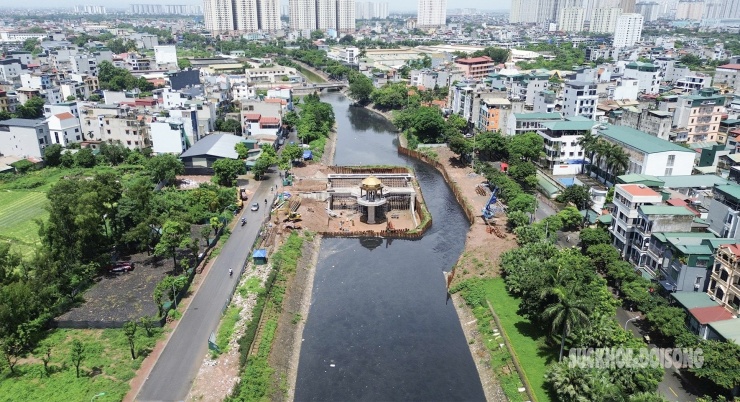 Đập dâng đầu tiên Thanh Liệt tại khu vực cầu Quang đang dần hoàn thiện. Công trình nằm trong chuỗi 3 đập dâng được triển khai trên sông Tô Lịch, nhằm tăng cường khả năng dẫn nước và hỗ trợ làm sạch dòng chảy.