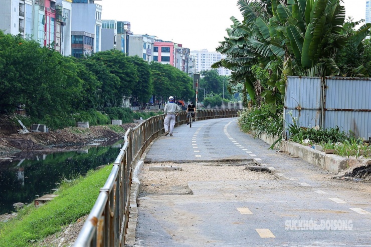 Được biết, Hà Nội yêu cầu hoàn thành chỉnh trang toàn bộ vỉa hè, lan can, thảm cỏ, cây xanh, đèn chiếu sáng và hệ thống thoát nước dọc sông trước ngày 30/8/2025.
