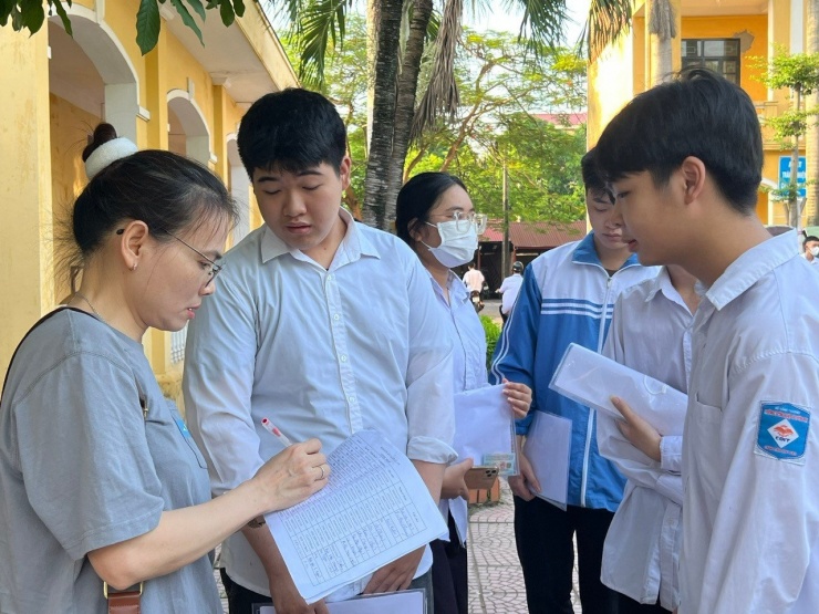 Kết thúc kỳ thi, nhiều thí sinh và giáo viên nhận xét đề thi môn Vật lý năm nay khá “dễ thở”. (ảnh: Hà Linh)