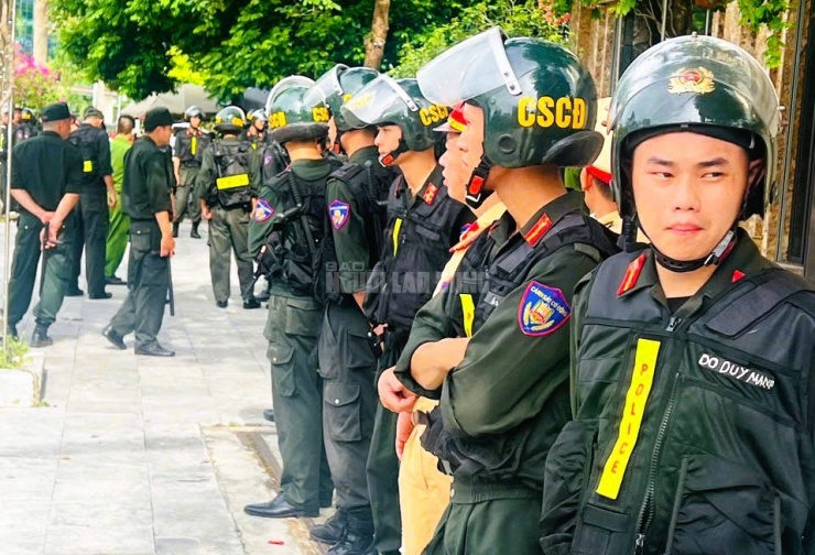 Hàng chục cảnh sát được huy động khám xét nhà em trai trùm giang hồ Đạt "ma" là Bùi Quốc Ý (biệt danh là Ý "ẻng"). Ảnh: Thành Nam