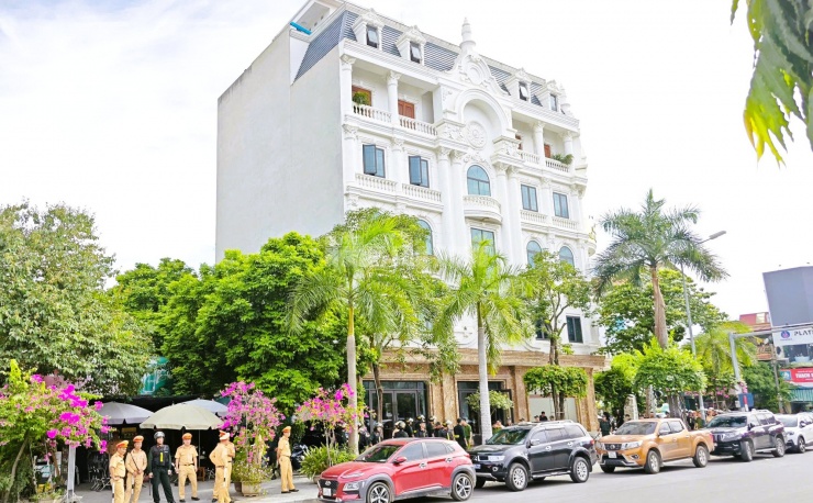 Ngôi nhà nơi cảnh sát phong tỏa, thực hiện khám xét