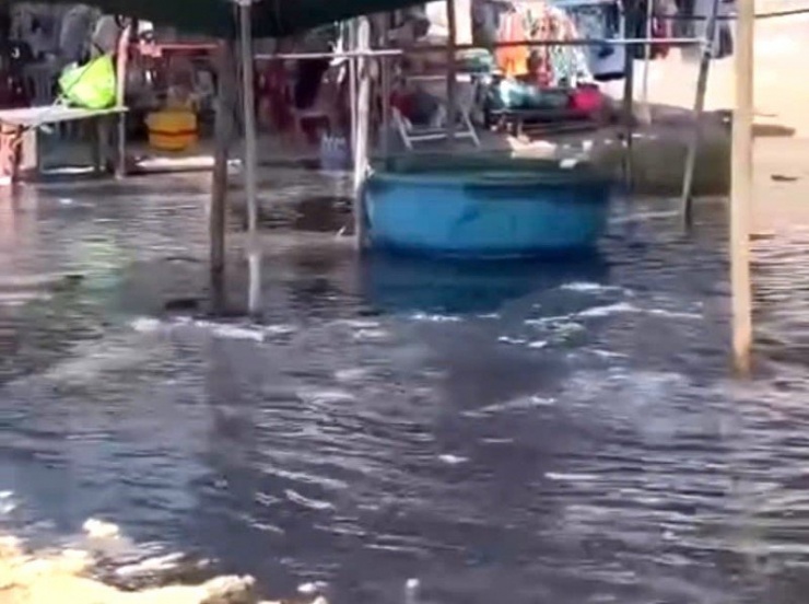 Nước thải chảy tràn qua các kiốt trên bãi biển. Ảnh cắt từ clip