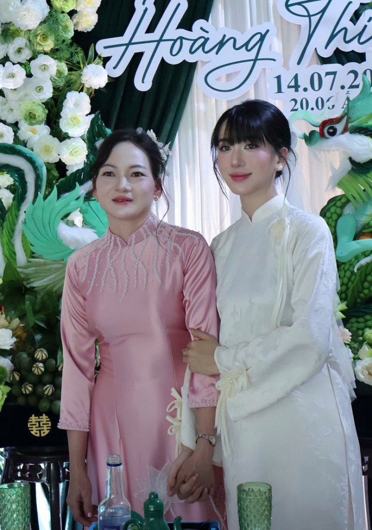 Tiểu Vy bên mẹ ruột&nbsp;