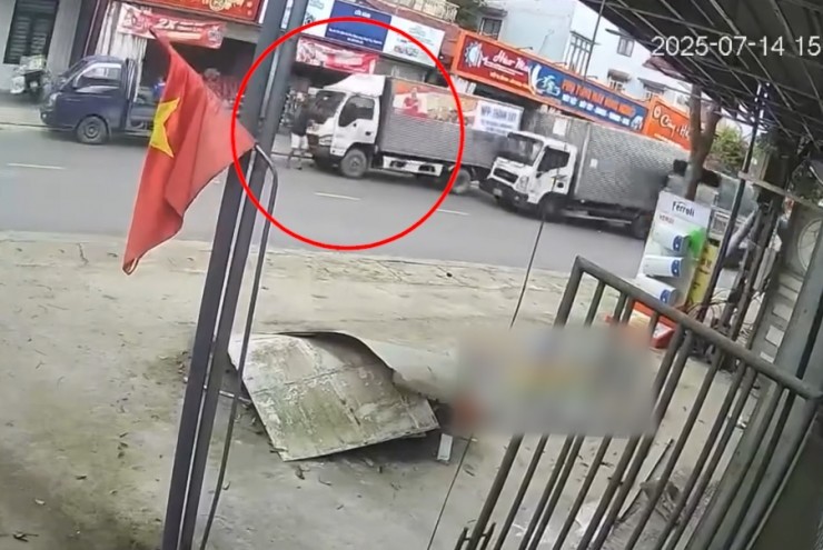 Clip: Xe tải đâm liên hoàn vào ô tô đỗ bên đường, người đi bộ bị chèn trúng chân