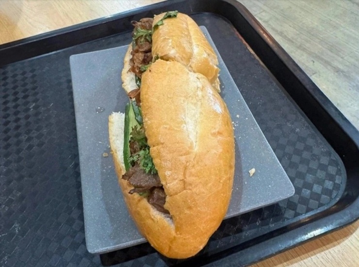 Ổ bánh mì có giá tới 208.000 đồng. Ảnh: Chụp màn hình