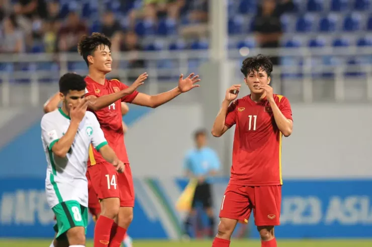 Văn Trường (14) là một trong những trụ cột đáng tin cậy của đội tuyển trẻ Việt Nam. Ảnh: CCT.