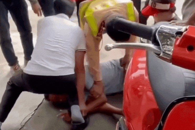 Bị dừng xe vì vượt đèn đỏ, nam tài xế tấn công CSGT giữa đường