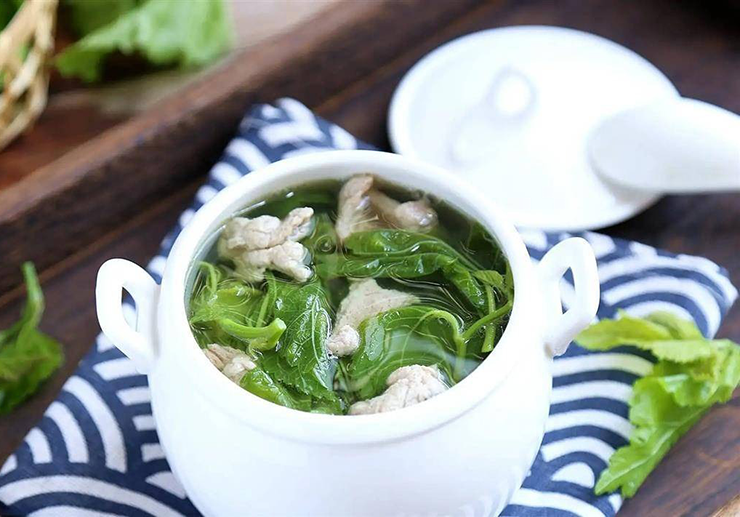 Mặc dù món rau lá dâu tằm không phổ biến ở Việt Nam nhưng ở Trung Quốc, đây lại được coi như đặc sản.
