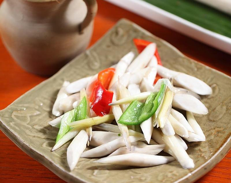 Không chỉ có củ, lá và rễ cây ngà voi có thể dùng để đan lát. Hoa và quả của cây cũng có thể ăn được nếu sử dụng với liều lượng hợp lý.
