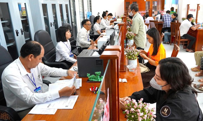 Người dân làm hồ sơ tại phường Tân Thành, tỉnh Cà Mau. Ảnh: Chúc Ly