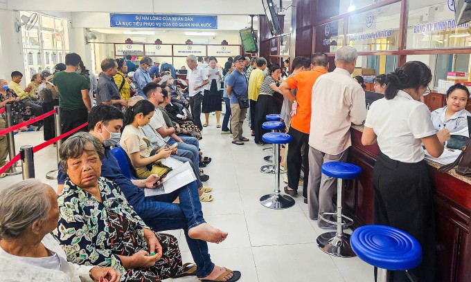 Người dân làm thủ tục tại phường Nha Trang, tỉnh Khánh Hòa. Ảnh: Bùi Toàn