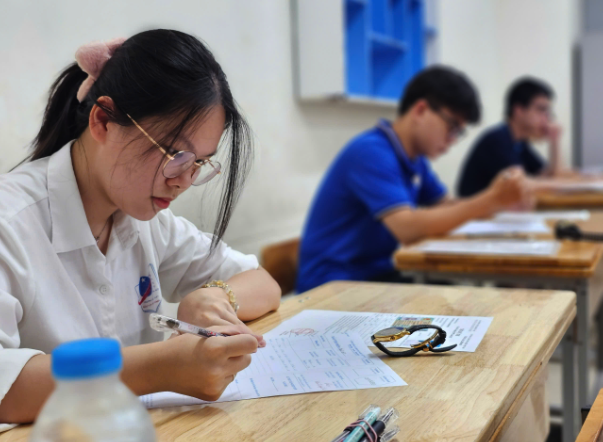 Bộ GD-ĐT thông tin về phổ điểm thi tốt nghiệp THPT 2025 - 1