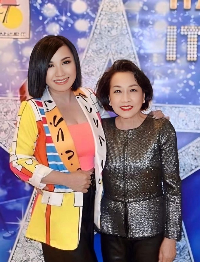 Ca sĩ Kiều Nga (phải) bên đàn em Trizzie Phương Trinh năm 2022. Ảnh: Trizzie cung cấp