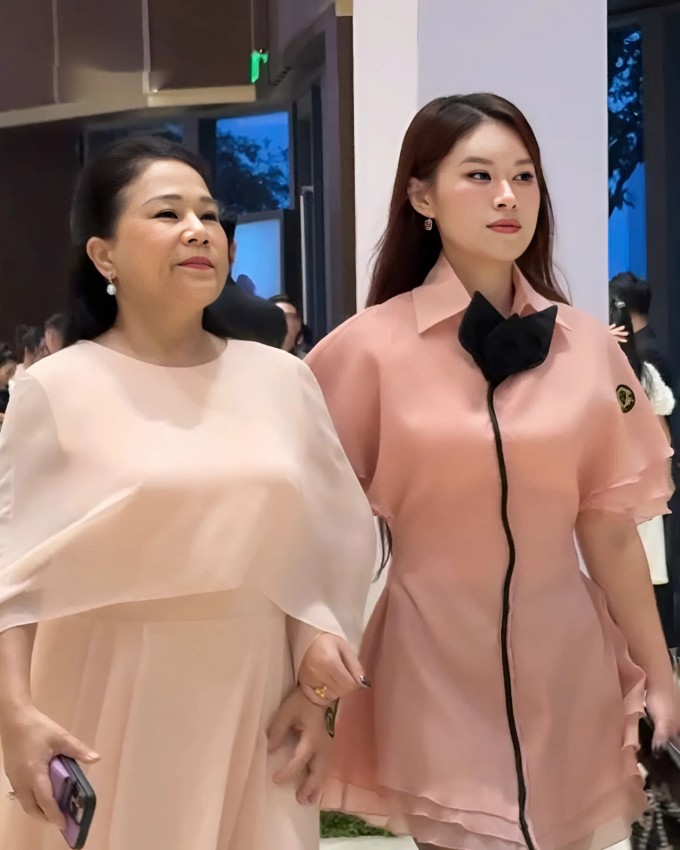 Ngọc Thanh Tâm và mẹ diện trang phục hồng nude, trong khi đa số khách mời mặc sắc đen, be.