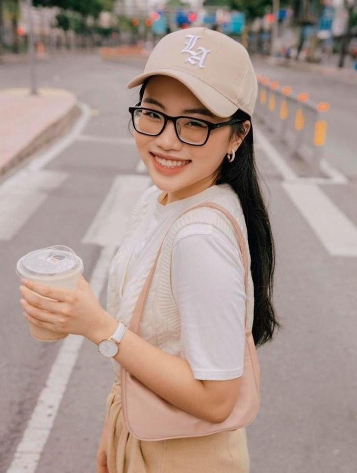 Nhưng sau tất cả lần hành hạ cơ thể, Phương Mỹ Chi tự hỏi những lời phán xét có đáng để tôi đánh đổi sức khỏe không. Từ đó, cô học cách chăm sóc bản thân bằng tình yêu thương, thay vì sự chối bỏ.